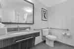 Baño con barras de apoyo