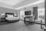 Suite accesible para personas con discapacidades motrices con cama King, escritorio y televisor