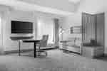 Sala de estar accesible para personas con discapacidades con sofá, escritorio con televisor