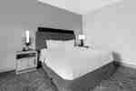 Dormitorio con cama King accesible para personas con discapacidades motrices 