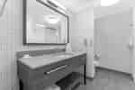 Baño con espejo grande