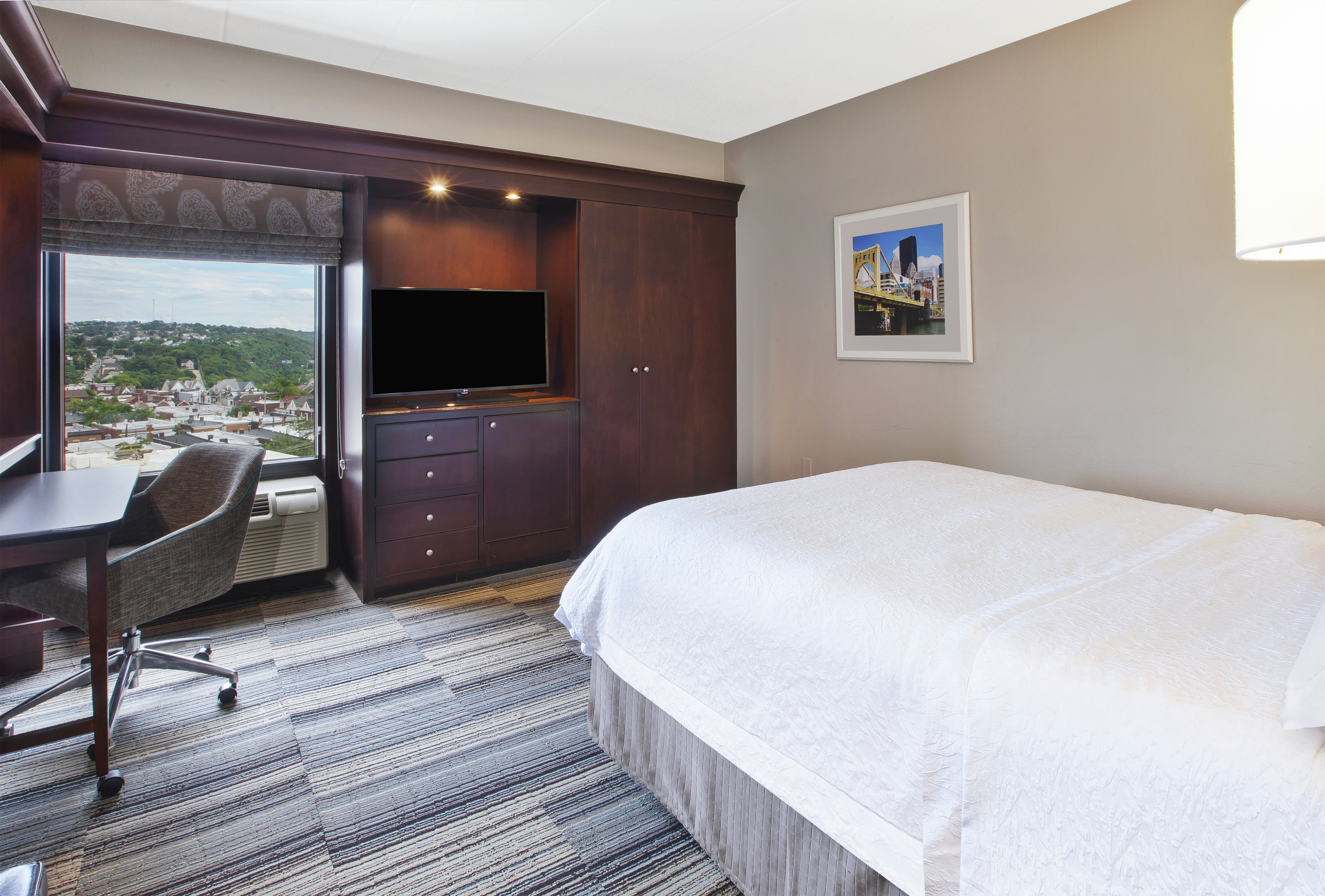 Queen Guestroom Bedroom with Bed, Room Technology, Work Desk. and Outside View