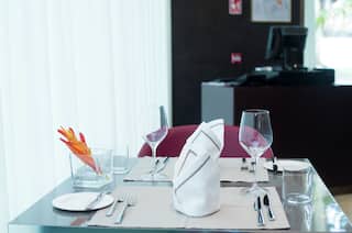 Restaurant et coin repas avec couverts élégants