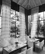 Zonă de zi a restaurantului cu mese și scaune