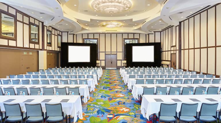 Salón de fiestas Grand Ballroom con disposición para conferencias