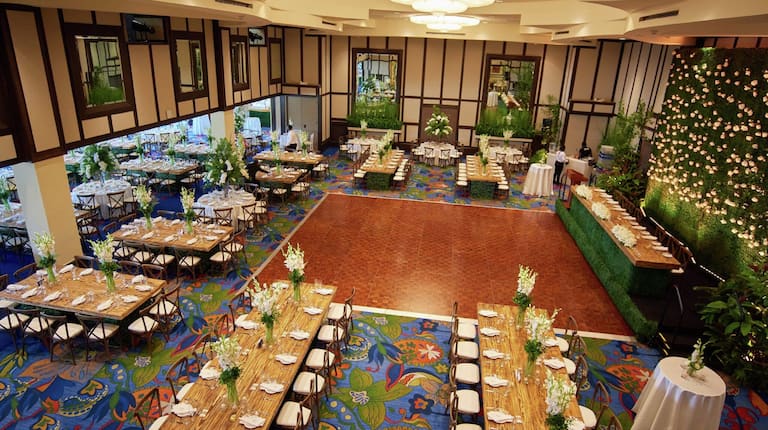 Salón de fiestas Grand Ballroom con decoración para bodas y mesas alrededor de la pista de baile
