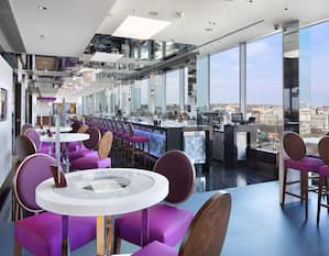 Restaurant "Cloud 9" mit Sitzbereich