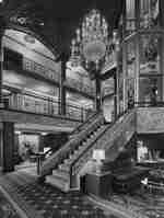  ล็อบบี้โรงแรมหรูหราประดับประดาด้วยโคมไฟระย้าหรูหรา