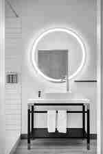 Vanity Area s kulatým zrcátkem Lit v pokoji