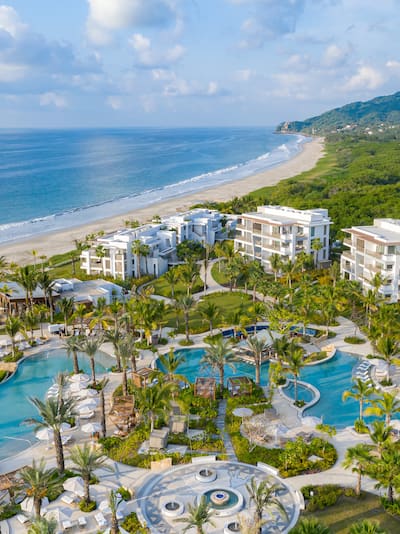 Vue aérienne extérieure de la piscine de l'hôtel avec plage et paysage en arrière-plan