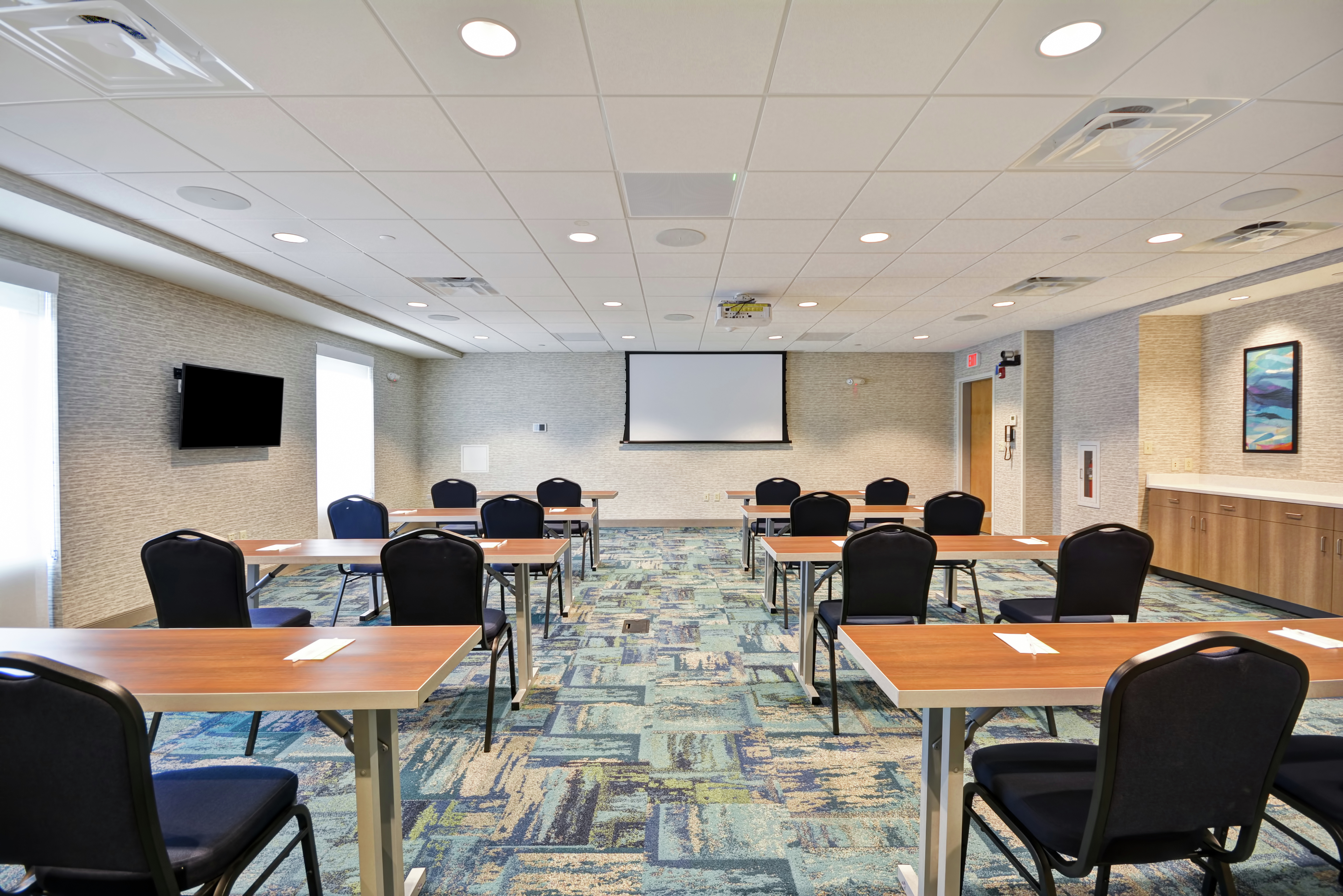 Classroom Style Meeting Room with Projection Screen