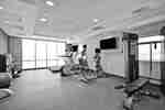 Sala fitness con tapis roulant e cyclette reclinabili