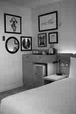 منظر لوسائل الراحة بالغرفة في غرفة مخصصة لذوي الاحتياجات الخاصة