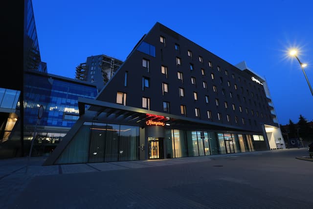 Hampton Inn Hotel Exterior at Night