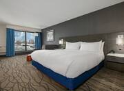 Guest Room with a Large Bed and Views of the Marina 