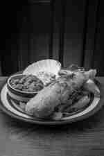 จานรับประทานอาหารบนโต๊ะที่ Wheelers Cafe and Restaurant