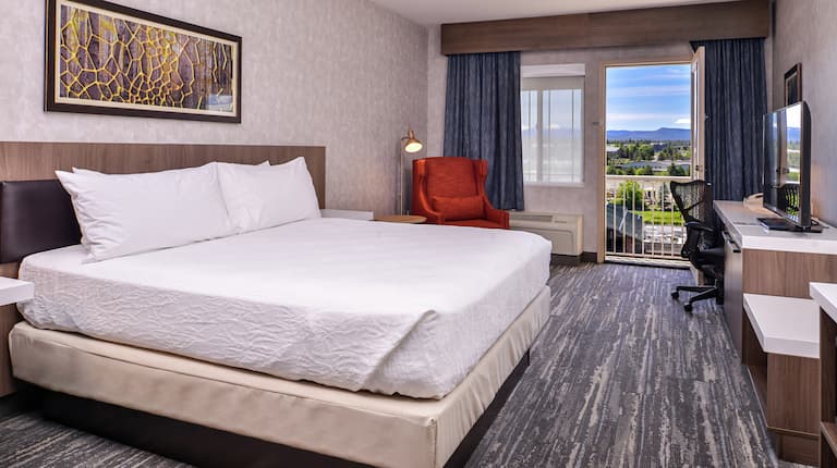 King Room with Desk Chair and Balcony Offering River View