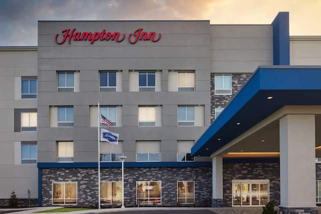 Hampton Inn Hotel Exterior at Dusk