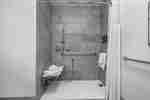 Salle de bain pour personnes à mobilité réduite avec douche adaptée