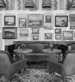 Wygodna strefa wypoczynkowa ze sztuką na ścianach