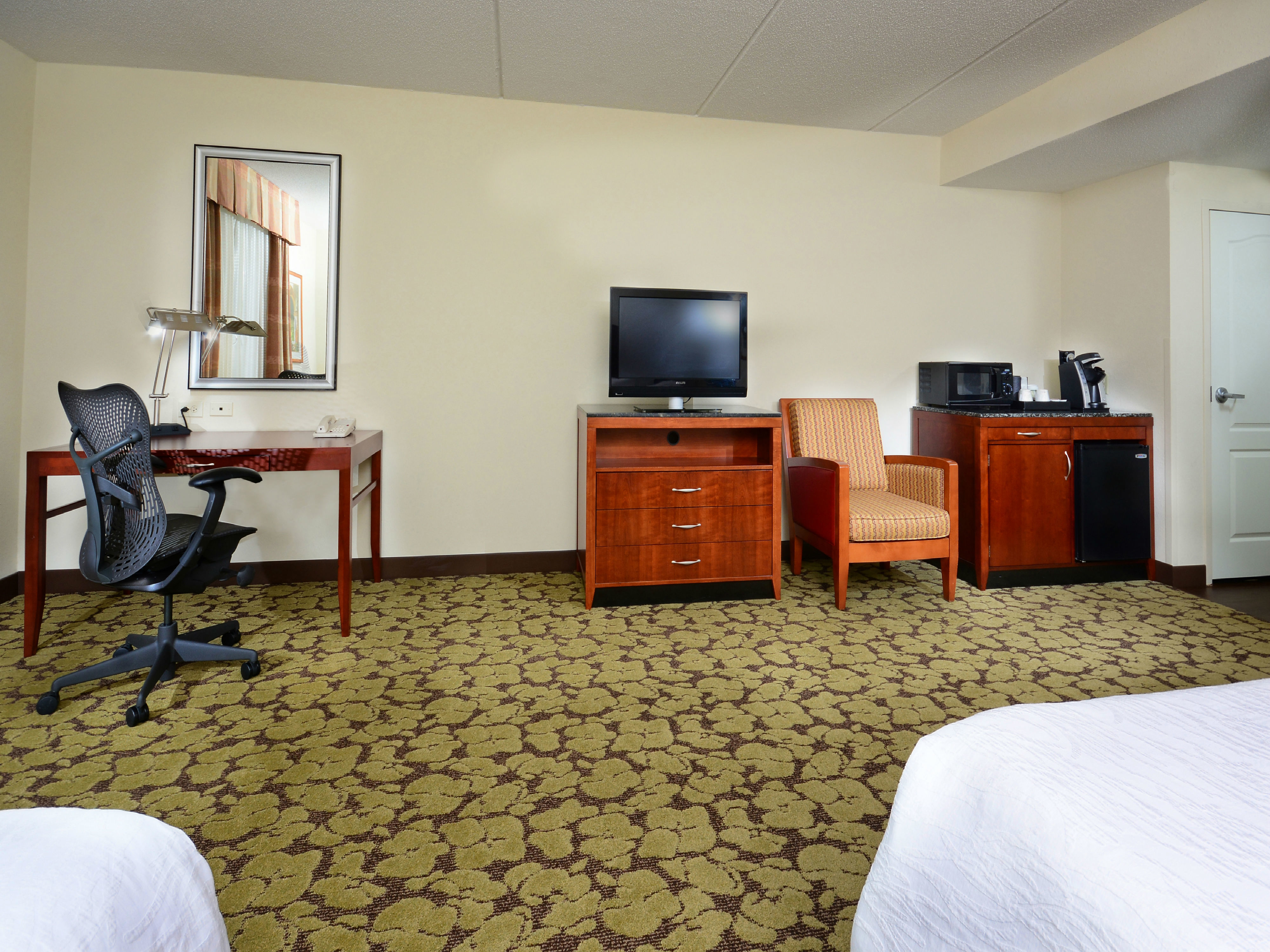 Guest Room Amenities including Television, Work Desk and Wet Bar