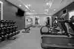 ศูนย์ฟิตเนสพร้อมเครื่องชั่งน้ําหนักและเครื่องออกกําลังกาย