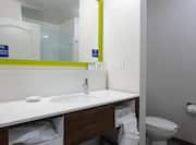 King Bathroom With Vanity Area