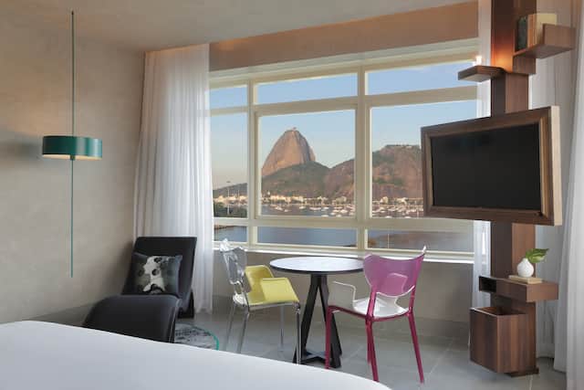 Bett im Zimmer mit Sitzbereich und Fernseher