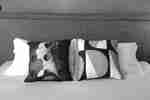 Cama com travesseiros decorativos
