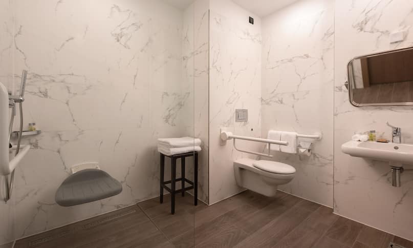 Camera attrezzata per ospiti con disabilità - Bagno con doccia ad accesso facilitato - Passaggio precedente