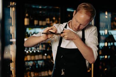 식사를 준비하는 사람