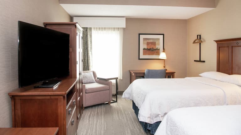 Chambre avec deux grands lits