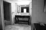 Studio Suite mit 1 Kingsize-Bett – Badezimmer und Toilettentisch