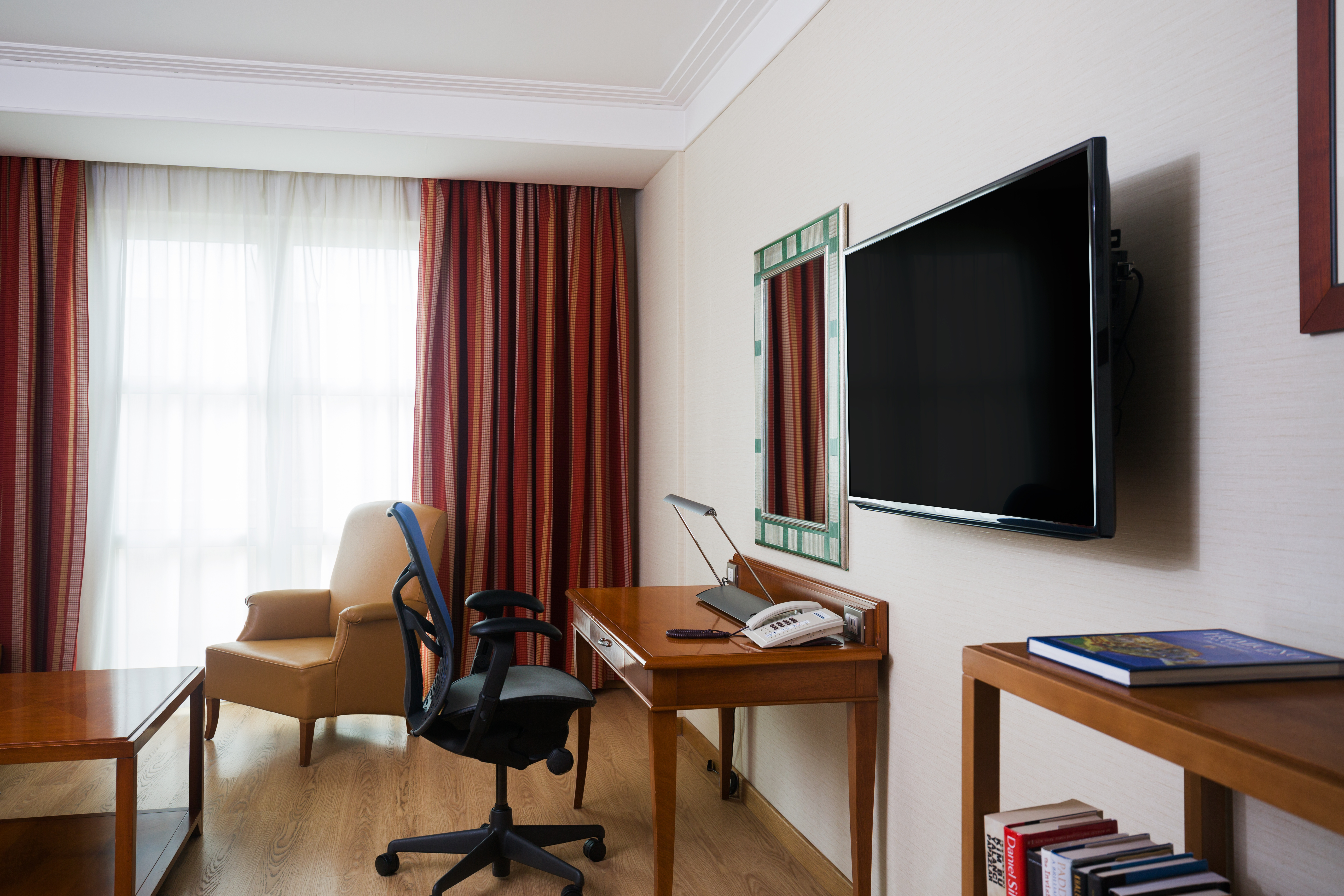 Suite - Scrivania, TV ad alta definizione a parete, poltrona e tavolino