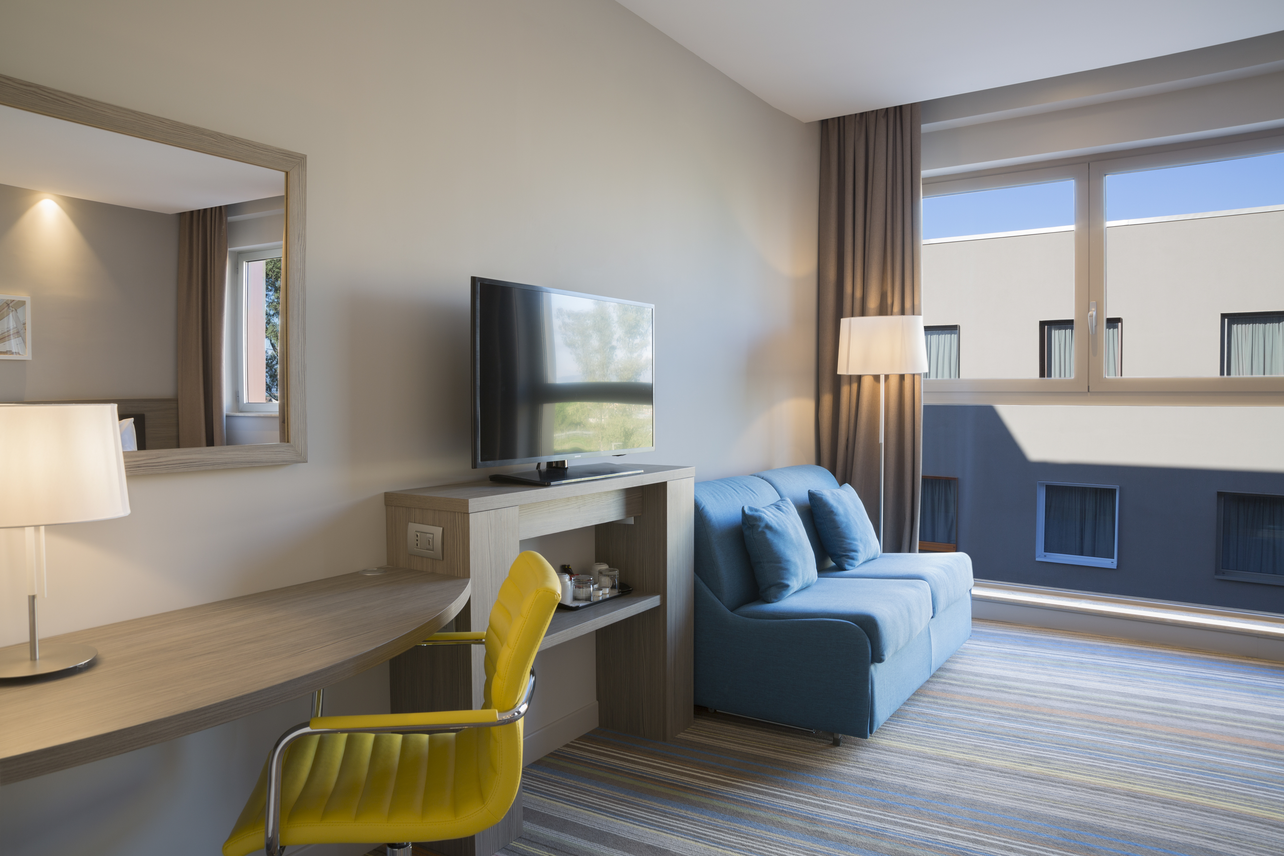 Camera per famiglie con letti separati - TV ad alta definizione, divano e scrivania 