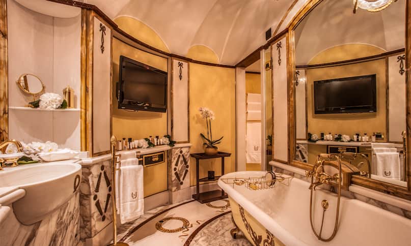 Napoleon Suite Bathroom-previous-transition