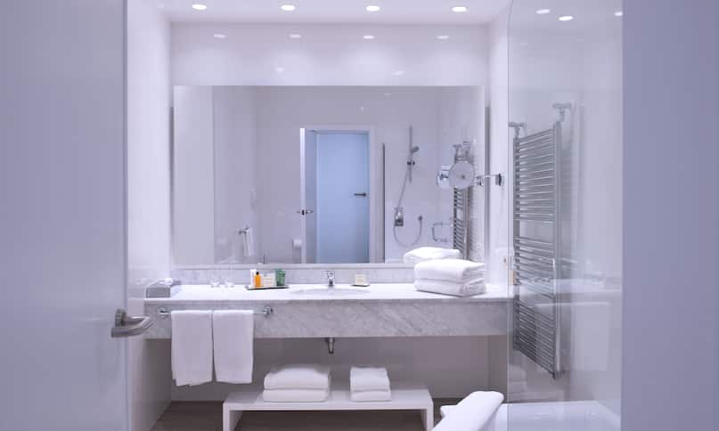 Camera - Bagno con lavabo, specchio e doccia - Passaggio precedente
