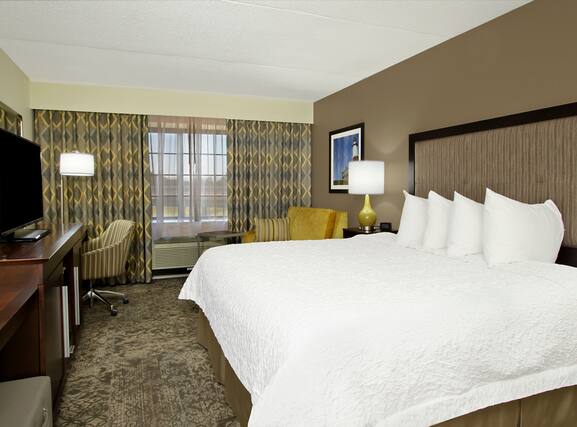 Hampton Inn and Suites Rockville Centre - Image3