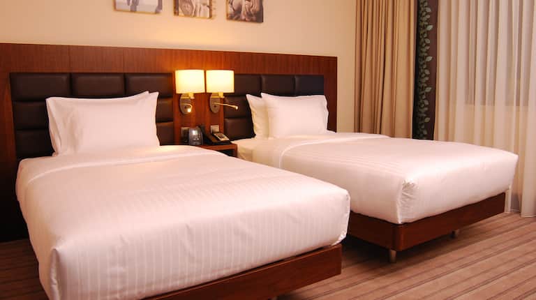 Pokój dla gości z dwoma podwójnymi łóżkami