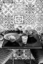 Маса с 2 чинии с храна и напитки