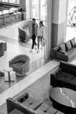 Двойка, пристигаща в хотела, минаваща през фоайето