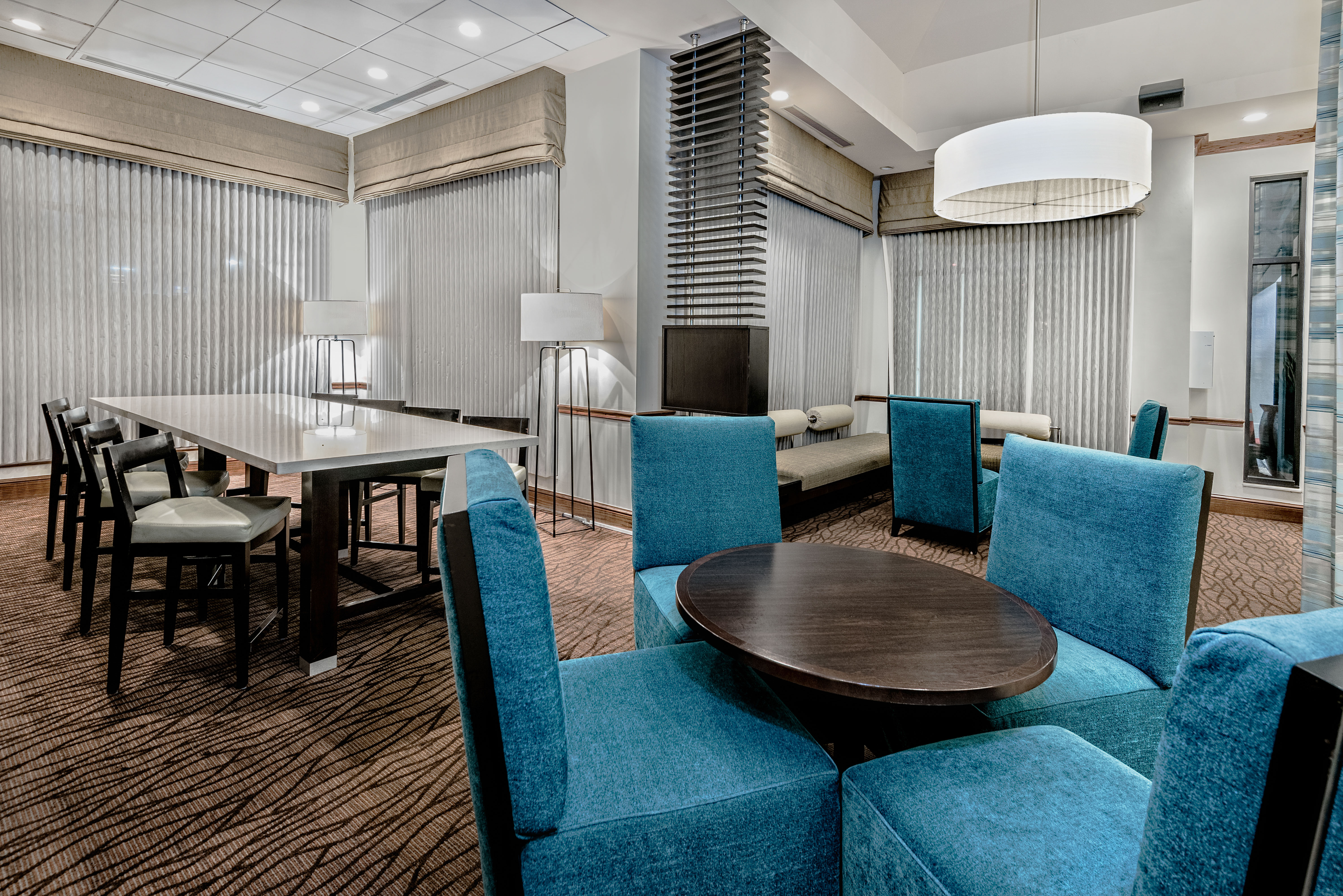 Lobby Dining and Seating Areas