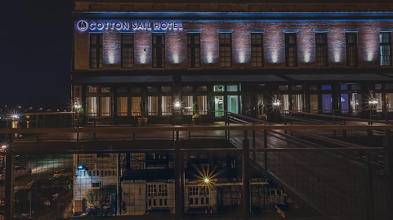 Außenansicht des Hotelgebäudes bei Nacht