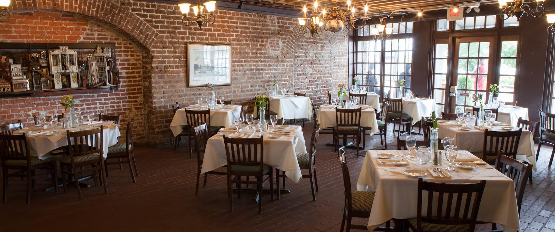 Área de comedor del restaurante Riverhouse Savannah