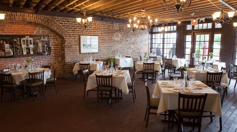 Ruang Makan Restoran Riverhouse Savannah