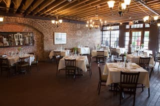 Área de comedor del restaurante Riverhouse Savannah