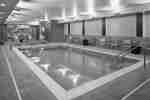 室内泳池，配有躺椅