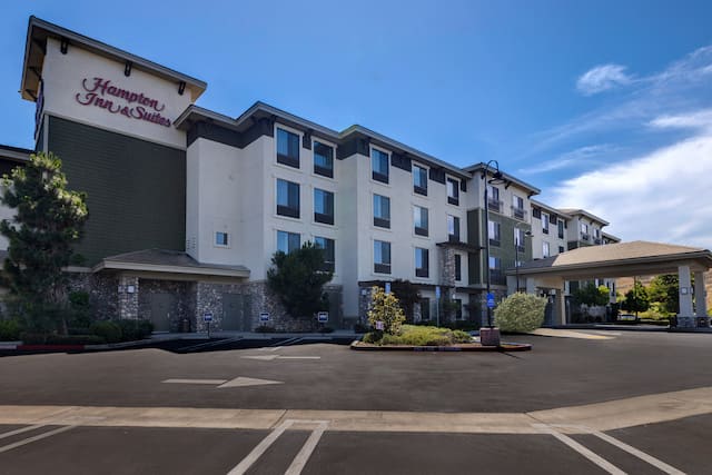 exterior view of hotel in the day