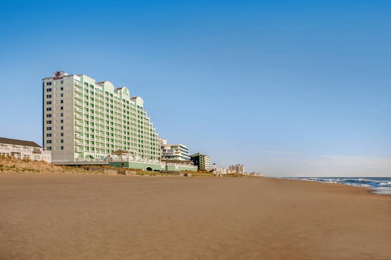 Außenansicht des Hotels und Blick auf den Strand