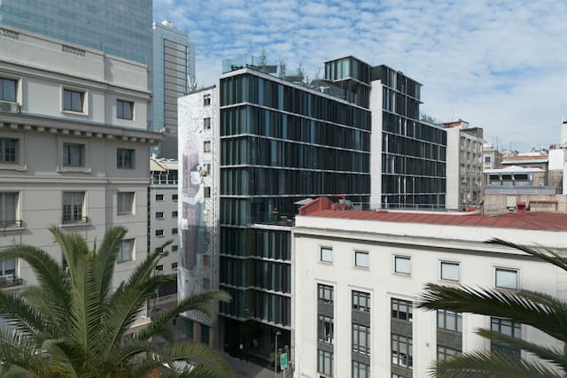 vue sur la ville et les arbres sous le ciel bleu